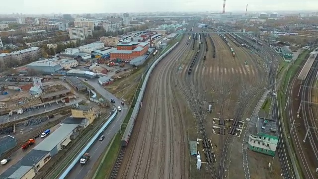 在城市里乘火车旅行视频素材