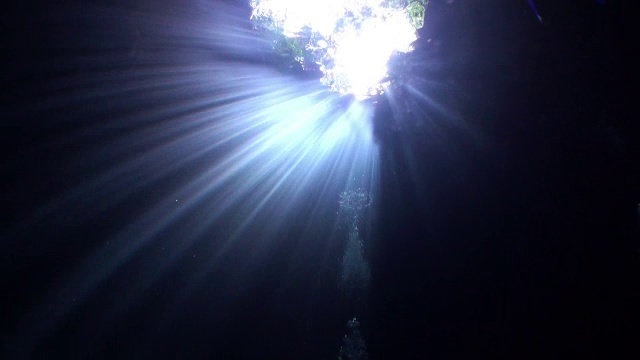 墨西哥水下尤卡坦天然井的洞穴。视频下载