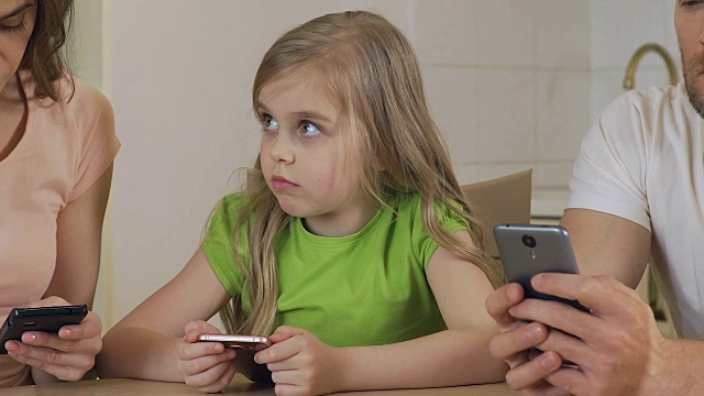 小女孩缺少父母的温暖，爸爸妈妈用手机视频下载