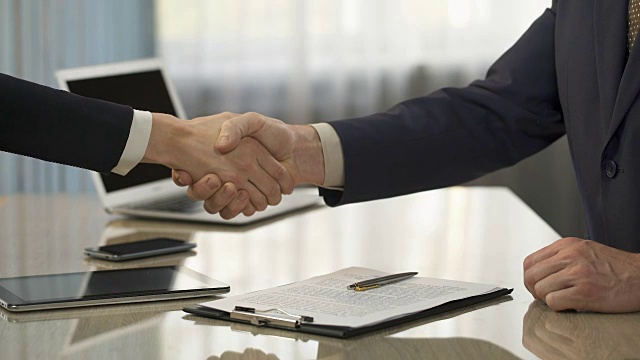 男性签订商业协议，与合作伙伴握手、合作、交易视频素材