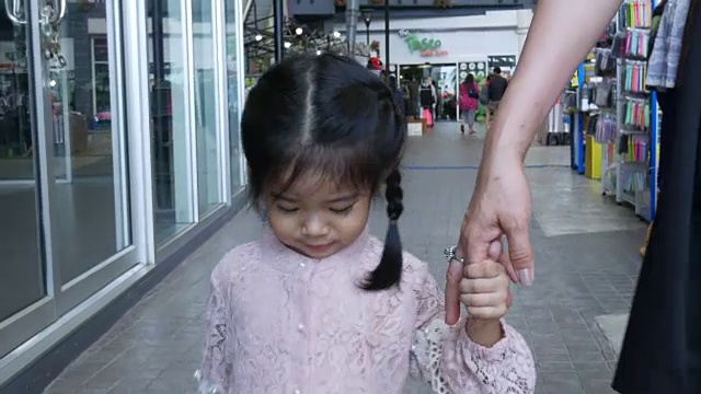 小女孩牵着妈妈的手视频素材