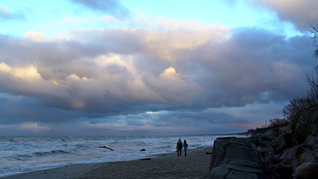 日落时，波罗的海多云的天空戏剧性的流逝，船只在地平线上。视频下载