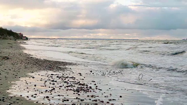 日落时波罗的海戏剧性的多云天空，船只在地平线上。视频下载
