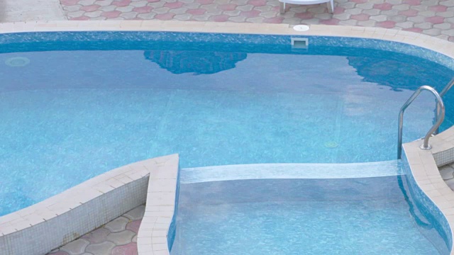 迷你酒店庭院里的空小游泳池视频下载