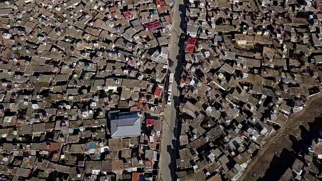 中国四川甘孜的雅尔琴加尔寺，有许多为僧人搭建的棚屋视频下载