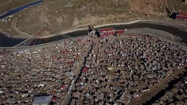 中国四川甘孜的雅尔琴加尔寺，有许多为僧人搭建的棚屋视频下载