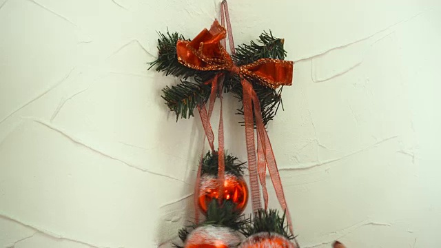 女孩挂在墙上作为圣诞节的装饰品视频下载