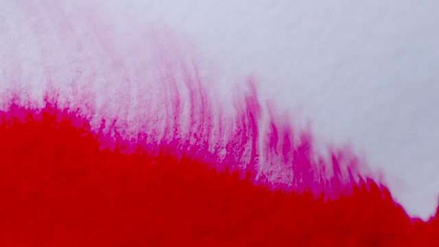 用水将红色的血墨泼洒在羊皮纸上视频下载