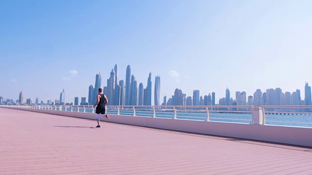 男运动员在迪拜码头跑步视频素材