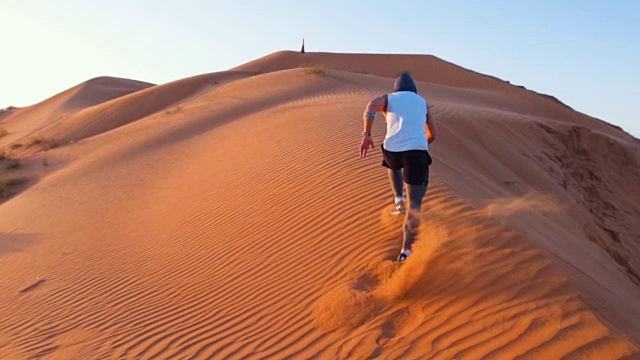 壮汉在沙丘上奔跑视频素材
