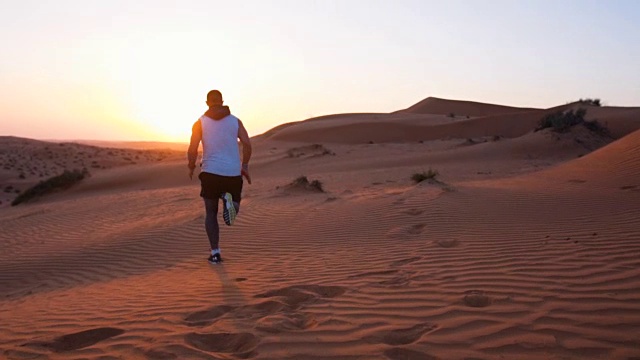 在沙漠的夕阳下奔跑视频素材