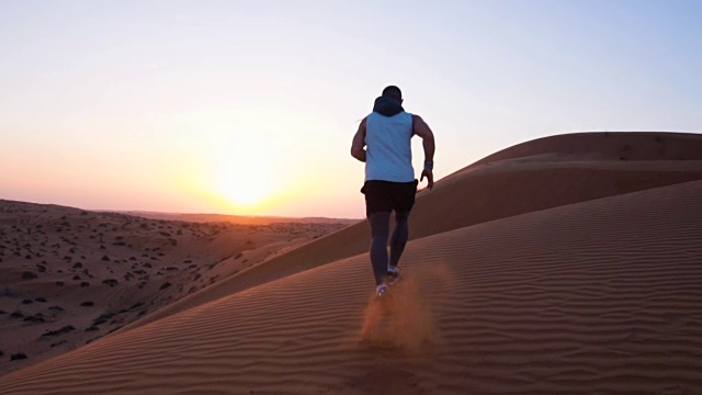在沙漠中奔跑视频素材