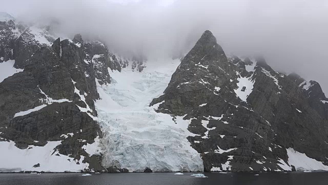 南极勒梅尔海峡戏剧性的岩石尖峰视频下载