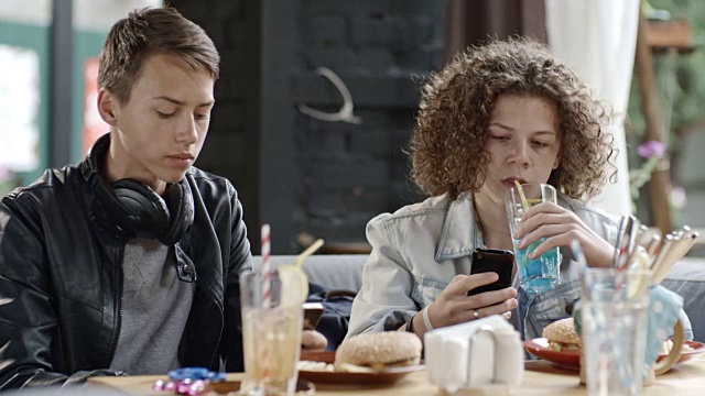 青少年吃快餐和使用智能手机视频素材