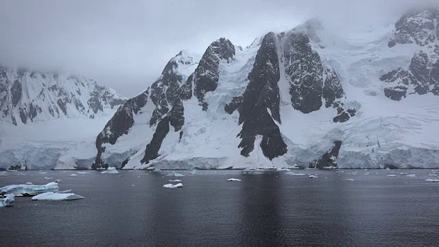 南极勒梅尔海峡角从海面升起视频素材