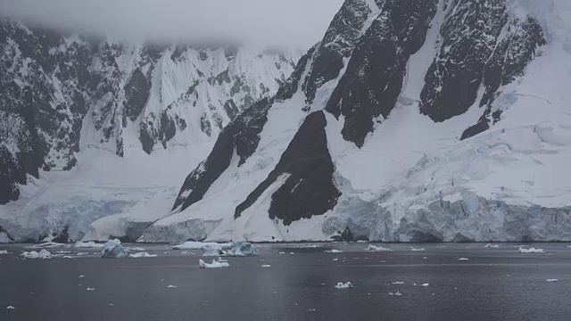 冰和岩石在南极洲的勒梅尔海峡中绵延视频下载