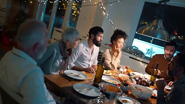 一家人在平安夜共进晚餐。视频素材