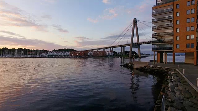 航拍:日落中的斯塔万格大桥视频下载