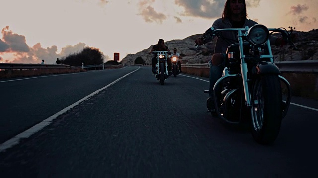 一群在山路上骑摩托车的叛军视频素材