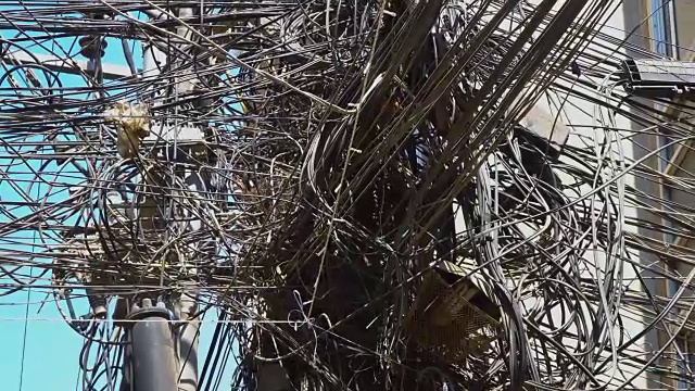 电线杆上有很多缠结的电线。视频下载