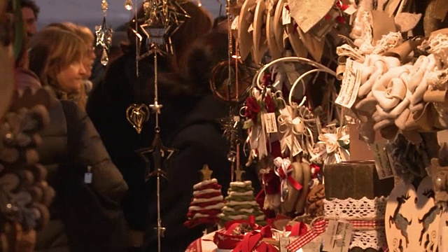圣诞市场——木制的圣诞老人视频素材
