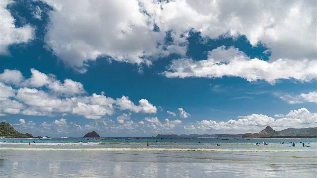 印度尼西亚龙目岛，Pantai Selong Belanak海滩上的云朵和许多冲浪初学者视频素材