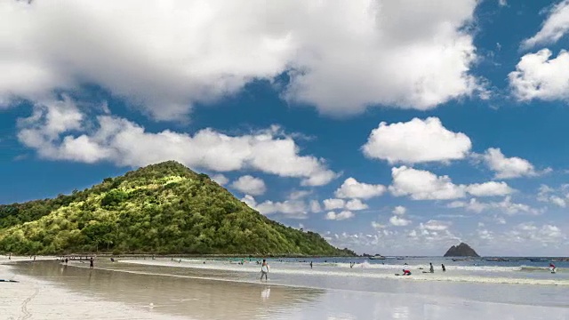 印度尼西亚龙目岛，Pantai Selong Belanak海滩上的云朵和许多冲浪者视频素材