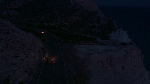 夜间摩托车手骑摩托车的鸟瞰图视频素材