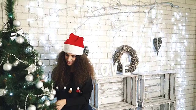 女孩们在家里装饰圣诞树视频下载