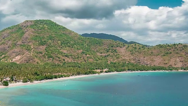 Timelapse热带泻湖，清澈的水，白色的沙滩和棕榈树在龙目岛，印度尼西亚视频素材