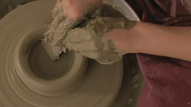 用粘土制作形状的陶器艺术家视频素材