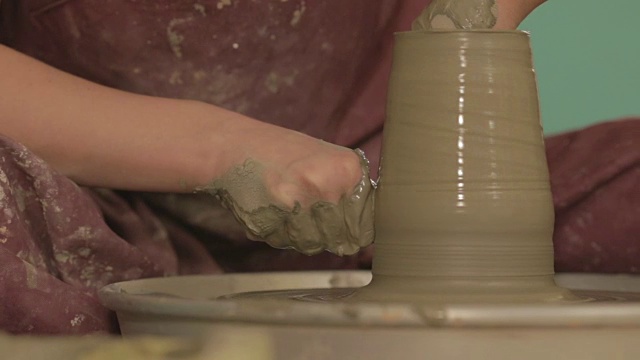用粘土制作形状的陶器艺术家视频素材