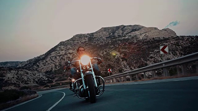 日落时分，一群反叛分子骑着摩托车行驶在山间公路上视频素材