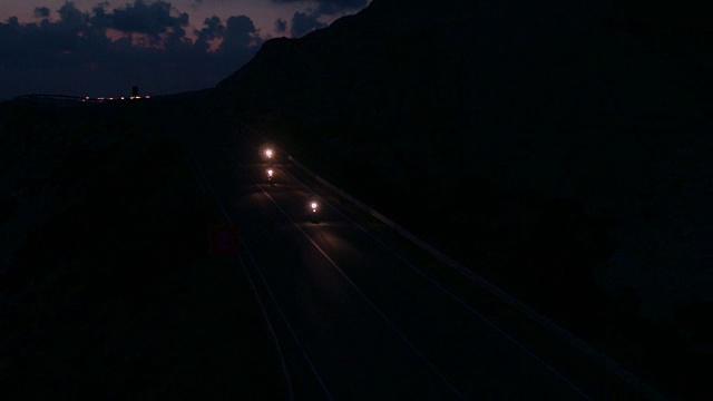 夜间高速公路上驾驶摩托车的人的无人机视图视频素材