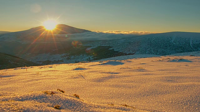 时间流逝雄伟遥远的荒野雪山日出日落景观视频素材