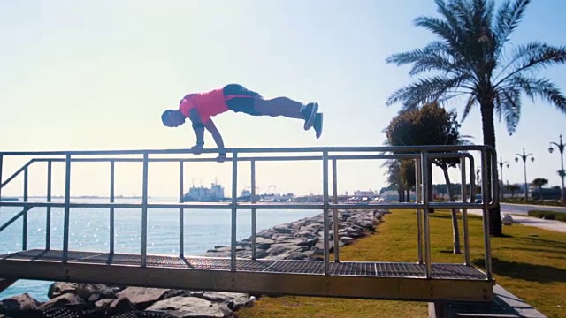 男运动员在海边锻炼视频素材