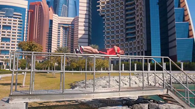 壮汉在海边的桥上锻炼身体视频素材