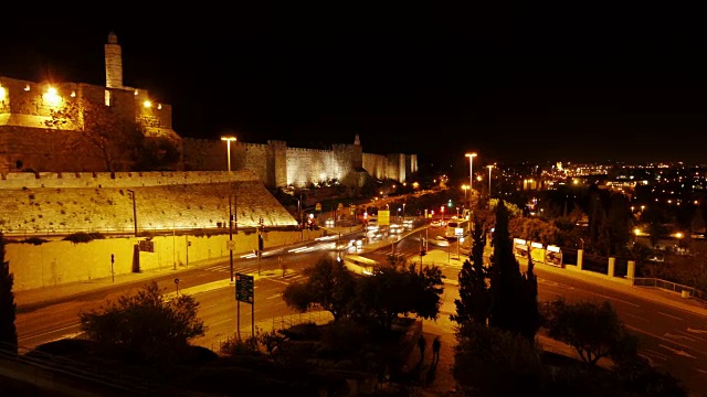 耶路撒冷旧城城墙前灯火通明的夜晚交通视频素材