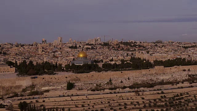 从橄榄山看日出的耶路撒冷-岩石圆顶时间流逝视频素材