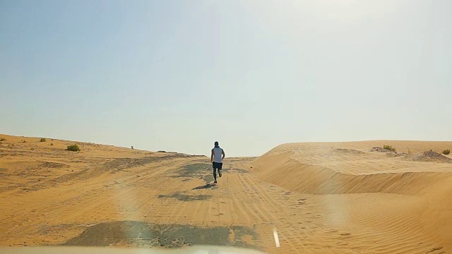 在沙漠中奔跑视频素材