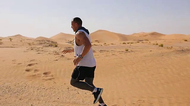 强壮的年轻人在沙漠中奔跑视频素材