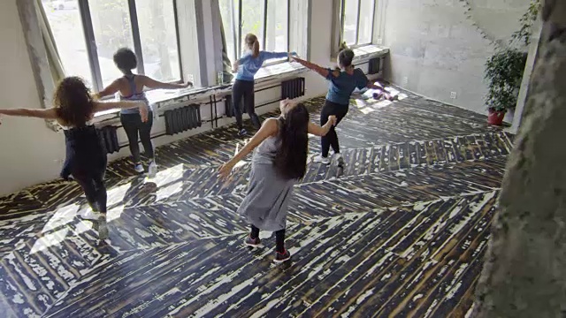 女人们在工作室里跳尊巴舞视频素材