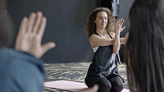 瑜伽老师展示伸展运动视频素材