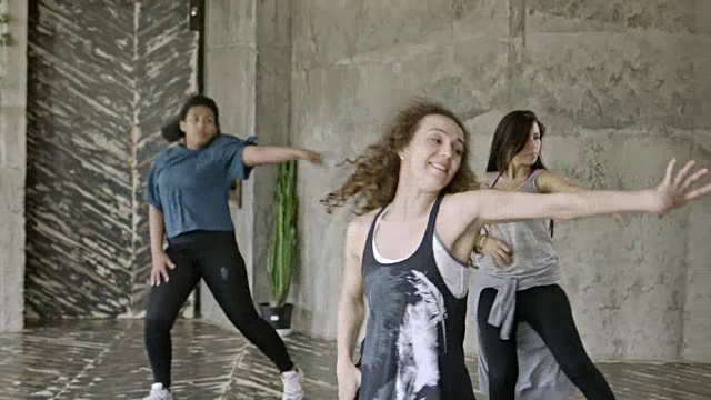 女子练习舞蹈动作视频素材