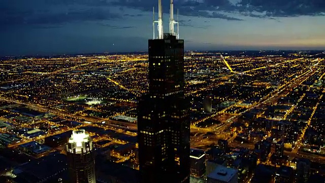 空中照明夜景芝加哥城市和郊区视频下载