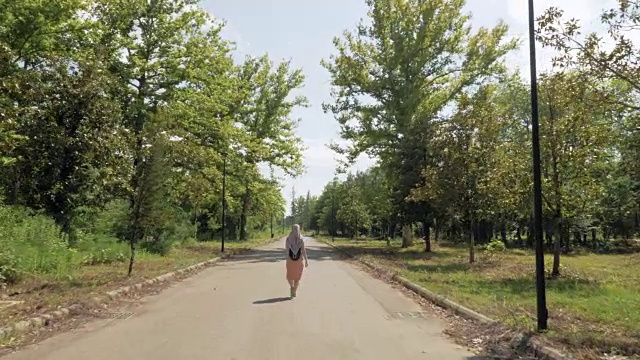 一名女子在佐治亚州茨卡图博的公园里散步视频素材