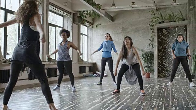 女性在健身课上热身视频素材