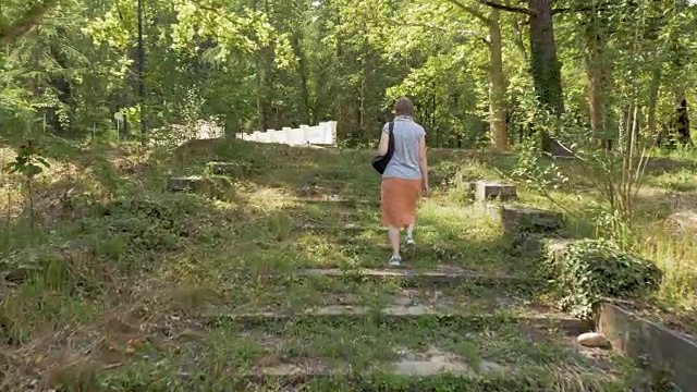 一名女子在佐治亚州茨卡图博的公园里散步视频素材