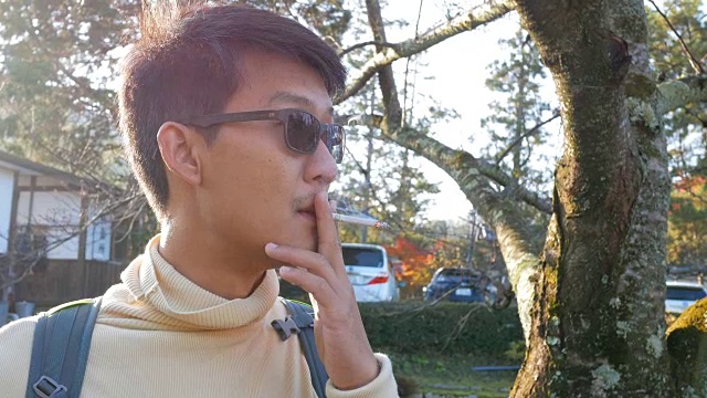 亚洲男人在冬天吸烟视频下载