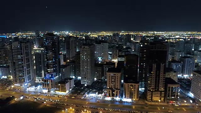 航拍夜景照明街道在一个现代城市。视频下载